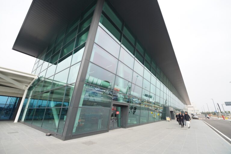 La nuova facciata a vetrate dell'Aeroporto Valerio Catullo.