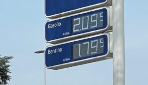 Un tabellone di un distributore aggiornato con i prezzi di oggi.