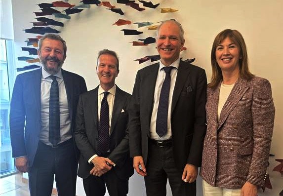 Quattro persone in posa sorridenti.