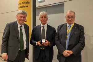 Tre uomini in giacca con premio