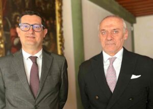 Due uomini in abito elegante in interno